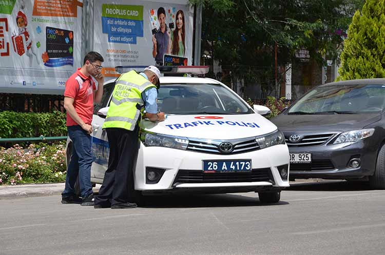 Eskişehir İl Emniyet Müdürlüğü’ne bağlı Trafik Denetleme Şube Müdürlüğü ekipleri, yaklaşan Ramazan Bayramı öncesi denetimleri yoğunlaştırarak güvenliği sağlıyor, vatandaşlara da sağlıklı ve huzurlu bir bayram geçirmeleri için uyarılarda bulunuyor. 