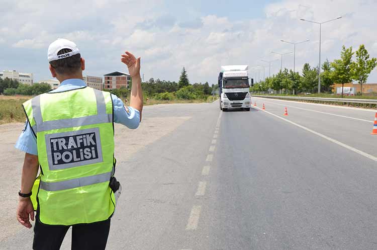 Eskişehir İl Emniyet Müdürlüğü’ne bağlı Trafik Denetleme Şube Müdürlüğü ekipleri, yaklaşan Ramazan Bayramı öncesi denetimleri yoğunlaştırarak güvenliği sağlıyor, vatandaşlara da sağlıklı ve huzurlu bir bayram geçirmeleri için uyarılarda bulunuyor. 