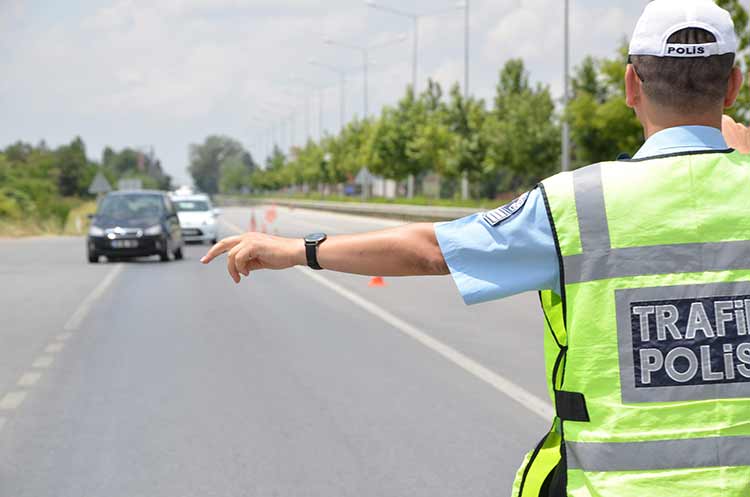 Eskişehir İl Emniyet Müdürlüğü’ne bağlı Trafik Denetleme Şube Müdürlüğü ekipleri, yaklaşan Ramazan Bayramı öncesi denetimleri yoğunlaştırarak güvenliği sağlıyor, vatandaşlara da sağlıklı ve huzurlu bir bayram geçirmeleri için uyarılarda bulunuyor. 