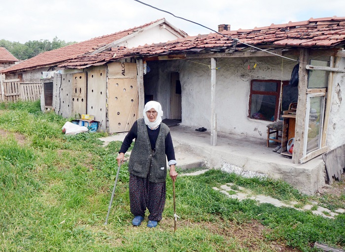 Eskişehir’de yaşayan 91 yaşındaki Hesna Usu’nun 50 yıldır elektriksiz yaşadığı haberi yetkilileri harekete geçirdi. Birçok telefon alan Hesna nene, şimdi elektriğinin bağlanacağı günü bekliyor. 