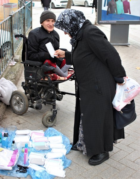 Önceden aldığı maaşın düşürülmesiyle daha da mağdur duruma düştüğünü aktaran Taşarı, "Aileden genetik olarak yani kas hastalığı, kemik erimesi diye teşhis koydu doktorlar. Yüzde 60 engelli raporum var. Önceden köyde duruyordum. Şimdi kardeşlerim için Eskişehir’e geldim. O zaman kardeşlerim yurtta kalıyordu. Ailemi bir çatı altına topladım. Sonra iş peşinde koşturdum. 