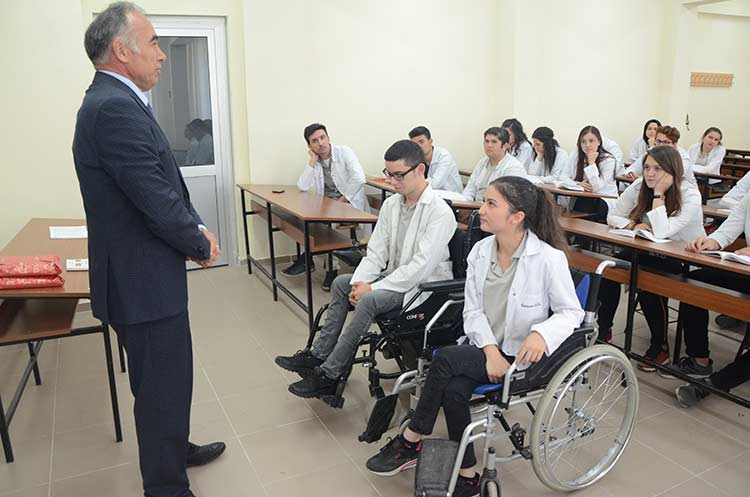 Eskişehir'de yaşayan ve tekerlekli sandalye ile hayatlarına devam eden iki öğrenci, liseyi başarıyla tamamlamanın mutluluğunu yaşıyor. 