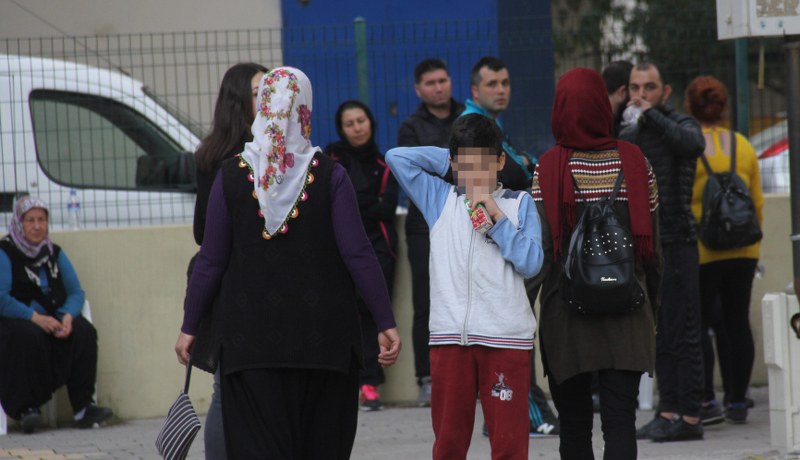 Bu sırada Z.E.’nin zihinsel ve bedensel engelli oğlu S. de apartmanın otoparkında her şeyden habersiz arkadaşlarıyla oyun oynayıp sohbet etti. Çocuk, intihar eden annesinin olayını araştırmak üzere apartmana gelen olay yeri inceleme polislerini şaşkın gözlerle her şeyden habersiz izledi. İntihar eden öğretmenin yakınları ise çocuğa sarılarak ağladı.  Kadının cesedi otopsi için Adana Adli Tıp Kurumu Morgu’na kaldırıldı. 