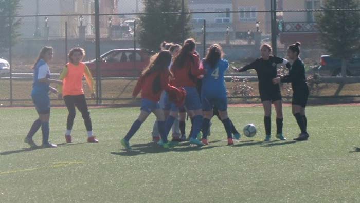 Eskişehir'de Kadınlar Futbol Ligi müsabakasının bitiş düdüğü ile birlikte erkek antrenör karşı takımın kadın oyuncusuna saldırdı. 