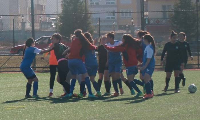 Eskişehir'de Kadınlar Futbol Ligi müsabakasının bitiş düdüğü ile birlikte erkek antrenör karşı takımın kadın oyuncusuna saldırdı. 