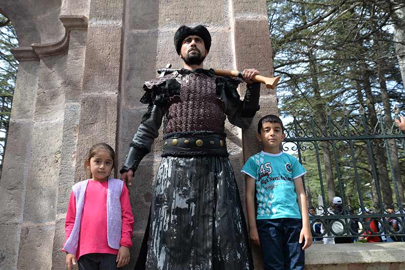 Bilecik'in Söğüt ilçesinde Osmanlı Devleti'nin kurucusu Osman Bey'in babası Ertuğrul Gazi'nin türbesinde askerler tarafından ''saygı nöbeti'' tutulmaya başlandı.