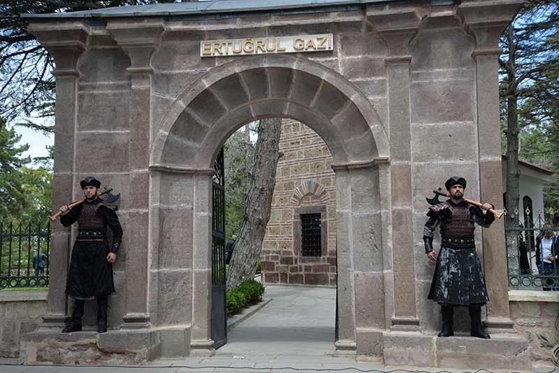 Bilecik'in Söğüt ilçesinde Osmanlı Devleti'nin kurucusu Osman Bey'in babası Ertuğrul Gazi'nin türbesinde askerler tarafından ''saygı nöbeti'' tutulmaya başlandı.