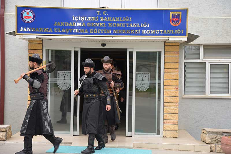 Bilecik'in Söğüt ilçesinde Osmanlı Devleti'nin kurucusu Osman Bey'in babası Ertuğrul Gazi'nin türbesinde askerler tarafından ''saygı nöbeti'' tutulmaya başlandı.