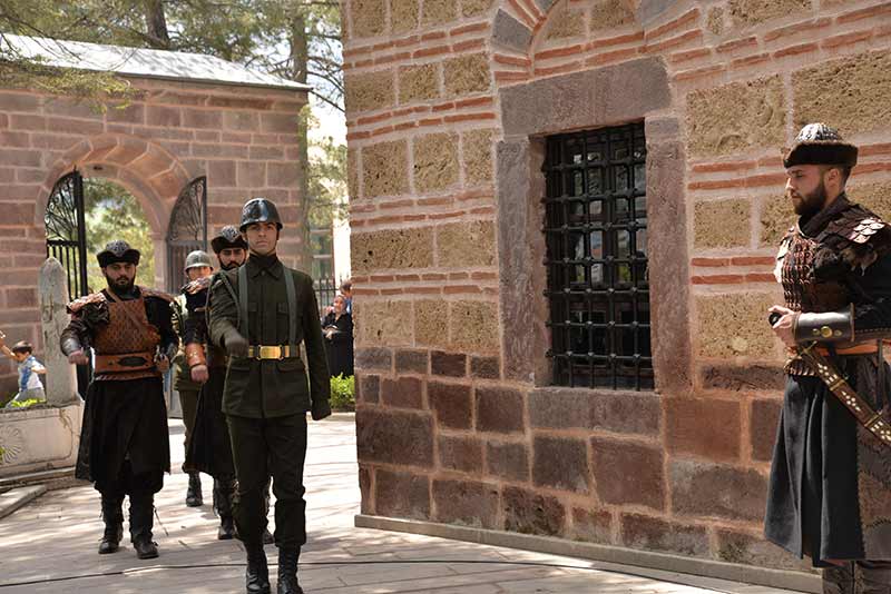 Bilecik'in Söğüt ilçesinde Osmanlı Devleti'nin kurucusu Osman Bey'in babası Ertuğrul Gazi'nin türbesinde askerler tarafından ''saygı nöbeti'' tutulmaya başlandı.