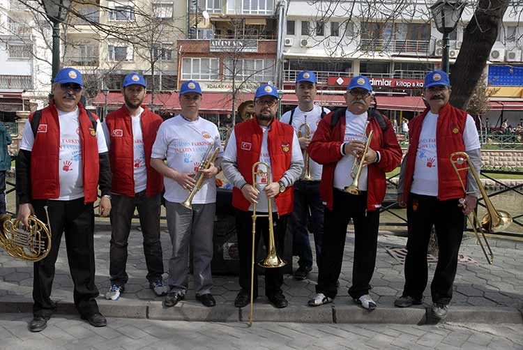 Eskişehir Otistik Çocuklar Farkındalık Derneği (OFDER) üyeleri tarafından ES-ES Bando eşliğinde Dünya Otizm Farkındalık Günü yürüyüşü gerçekleştirildi. 