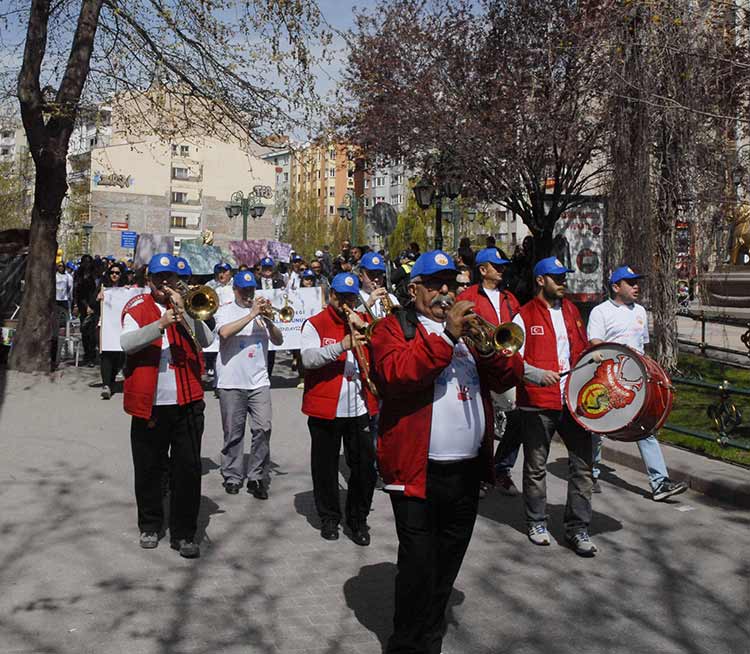 Eskişehir Otistik Çocuklar Farkındalık Derneği (OFDER) üyeleri tarafından ES-ES Bando eşliğinde Dünya Otizm Farkındalık Günü yürüyüşü gerçekleştirildi. 