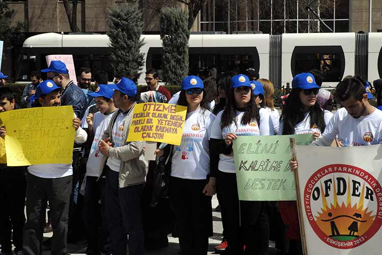 Eskişehir Otistik Çocuklar Farkındalık Derneği (OFDER) üyeleri tarafından ES-ES Bando eşliğinde Dünya Otizm Farkındalık Günü yürüyüşü gerçekleştirildi. 