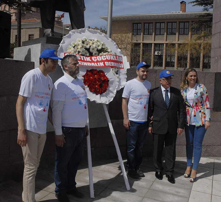 Eskişehir Otistik Çocuklar Farkındalık Derneği (OFDER) üyeleri tarafından ES-ES Bando eşliğinde Dünya Otizm Farkındalık Günü yürüyüşü gerçekleştirildi. 