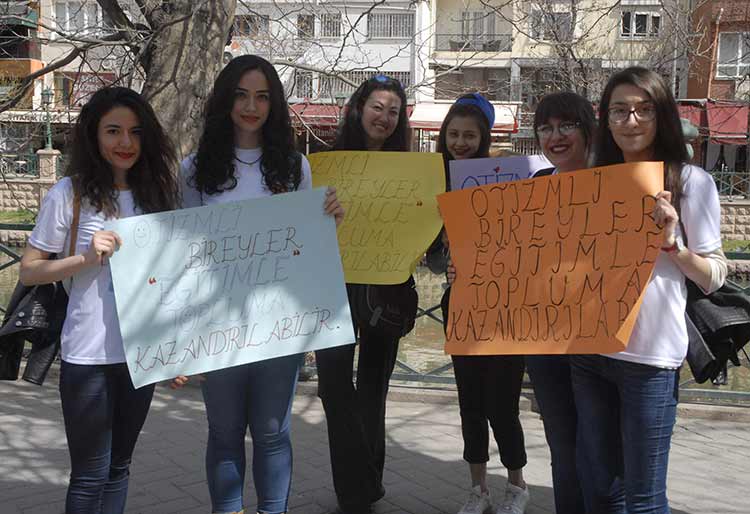 Eskişehir Otistik Çocuklar Farkındalık Derneği (OFDER) üyeleri tarafından ES-ES Bando eşliğinde Dünya Otizm Farkındalık Günü yürüyüşü gerçekleştirildi. 