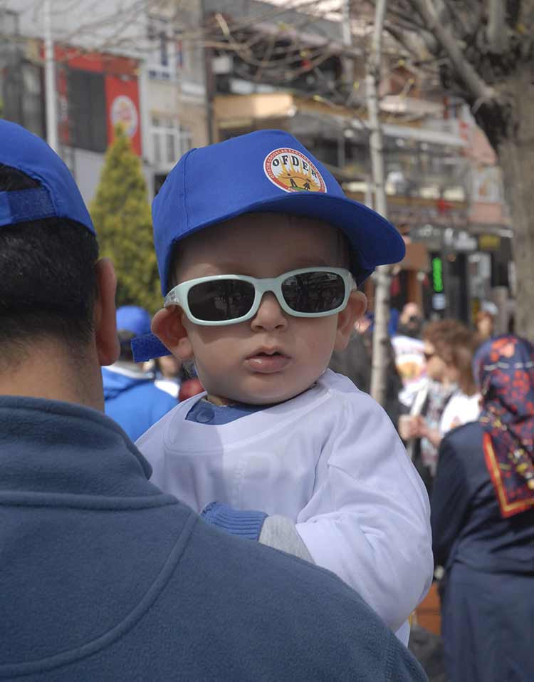 Eskişehir Otistik Çocuklar Farkındalık Derneği (OFDER) üyeleri tarafından ES-ES Bando eşliğinde Dünya Otizm Farkındalık Günü yürüyüşü gerçekleştirildi. 