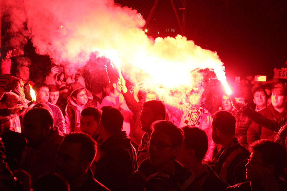 Yaklaşık bin Eskişehirspor taraftarı, tesislere gelerek yaktıkları meşalelerle şampiyonluk şarkıları söyledi. 