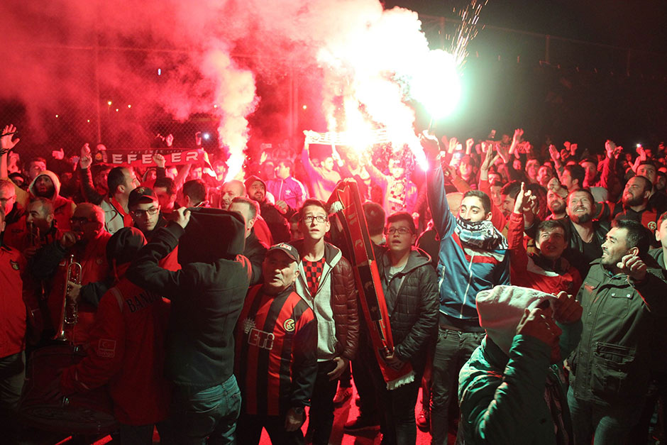 Yaklaşık bin Eskişehirspor taraftarı, tesislere gelerek yaktıkları meşalelerle şampiyonluk şarkıları söyledi. 