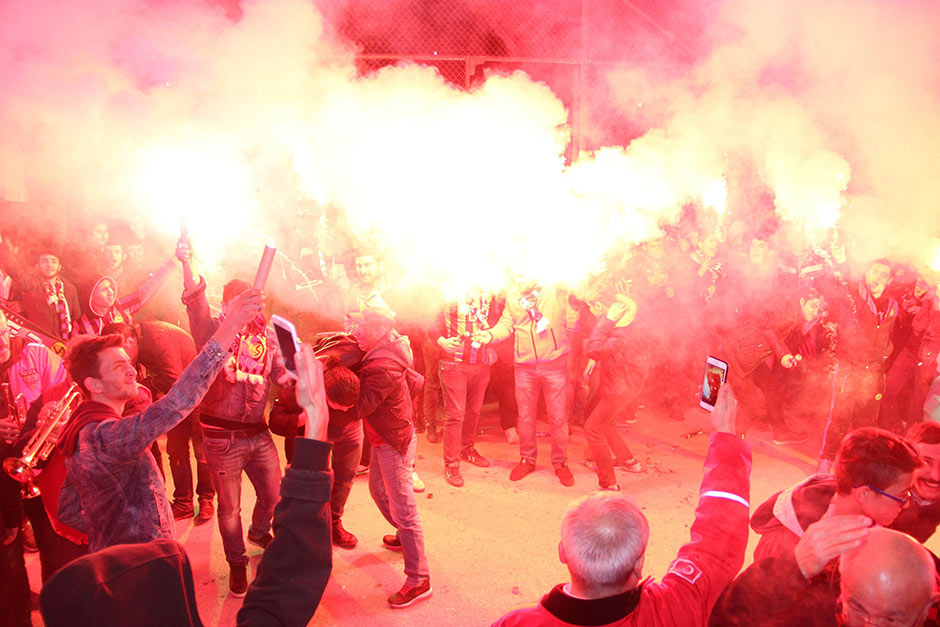 Yaklaşık bin Eskişehirspor taraftarı, tesislere gelerek yaktıkları meşalelerle şampiyonluk şarkıları söyledi. 