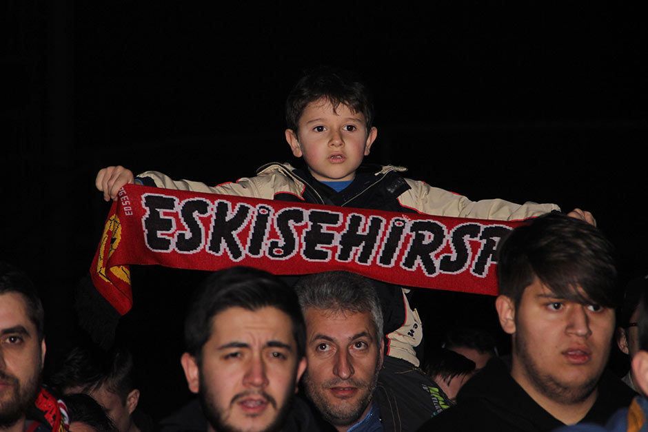 Yaklaşık bin Eskişehirspor taraftarı, tesislere gelerek yaktıkları meşalelerle şampiyonluk şarkıları söyledi. 