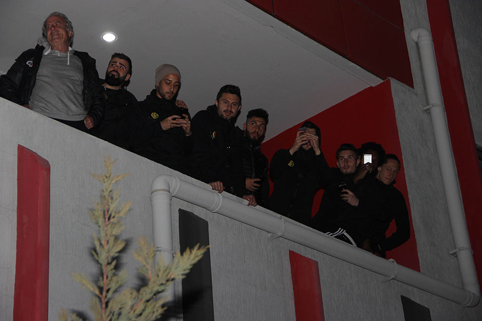 Yaklaşık bin Eskişehirspor taraftarı, tesislere gelerek yaktıkları meşalelerle şampiyonluk şarkıları söyledi. 