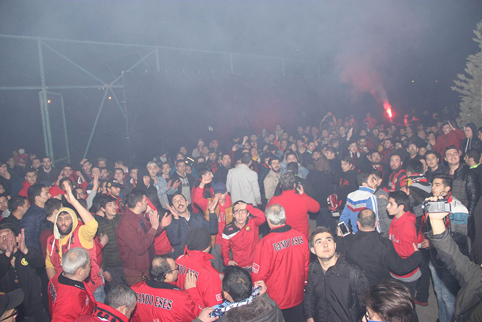 Yaklaşık bin Eskişehirspor taraftarı, tesislere gelerek yaktıkları meşalelerle şampiyonluk şarkıları söyledi. 