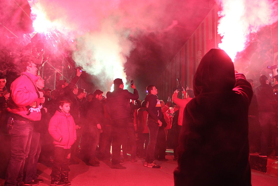 Yaklaşık bin Eskişehirspor taraftarı, tesislere gelerek yaktıkları meşalelerle şampiyonluk şarkıları söyledi. 