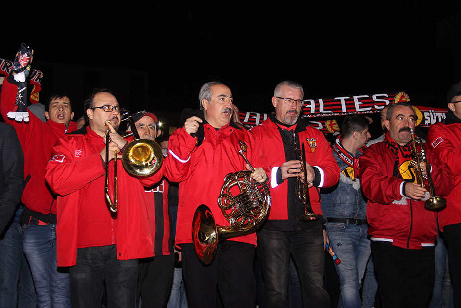 Yaklaşık bin Eskişehirspor taraftarı, tesislere gelerek yaktıkları meşalelerle şampiyonluk şarkıları söyledi. 