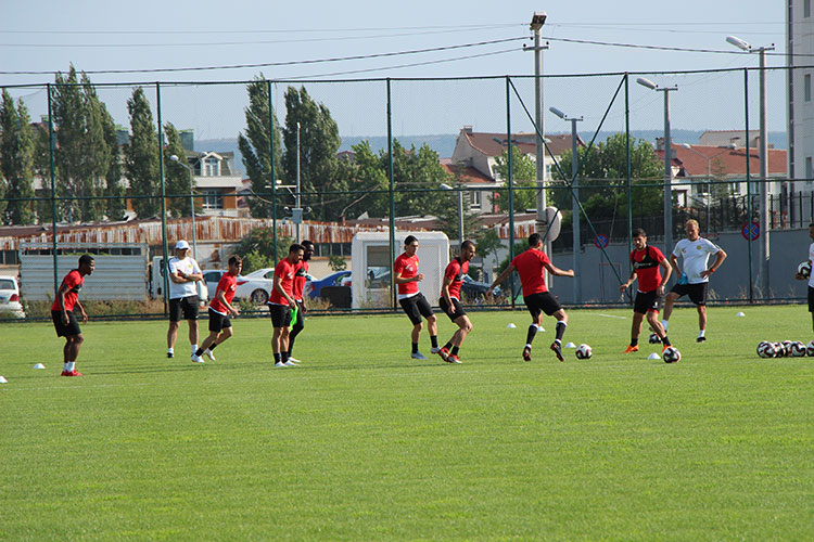 Eskişehirspor, PTT 1. Lig’de sezonun ilk maçı olan Giresunspor maçının hazırlıklarına başladı. 