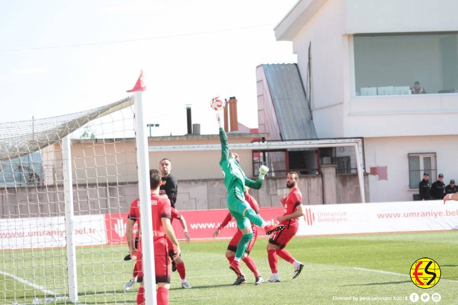 İşte Eskişehirspor ligin 22. Haftasında lider Ümraniyespor’u kendi sahasında 1-0 yendiği maçın fotoğrafları 