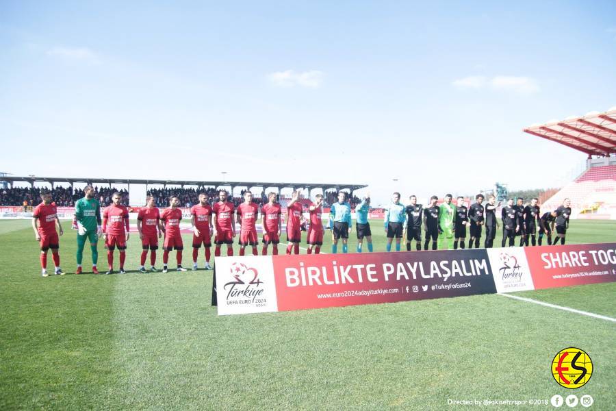 İşte Eskişehirspor ligin 22. Haftasında lider Ümraniyespor’u kendi sahasında 1-0 yendiği maçın fotoğrafları 