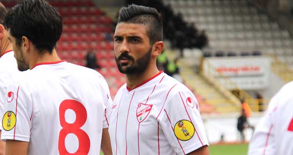 Galatasaraylı scoutlar, Boluspor ve Eskişehirspor’u Pazar günü mercek altına aldılar. Her iki takımı da yakından izleyen Taner Alpak ile Tayfur Hut’un sık sık not tutmaları dikkat çekti.