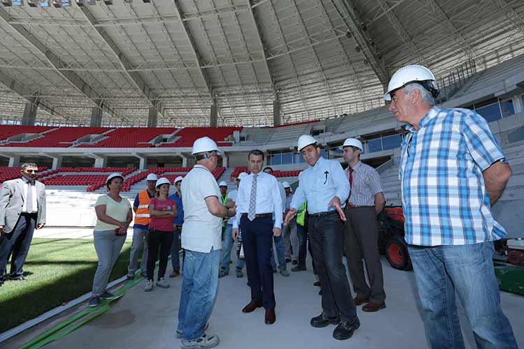 Eskişehir Valisi Azmi Çelik, 35 bin seyirci kapasiteli Eskişehirspor'un yeni stadının inşaatında incelemelerde bulundu.