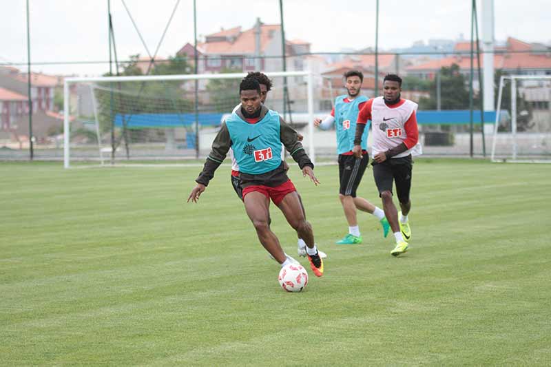 TFF 1. Lig'i 3. sırada tamamlayarak play-off'a kalan Eskişehirspor'da, yarı finalin 2. maçı için çalışmalar devam ediyor. 