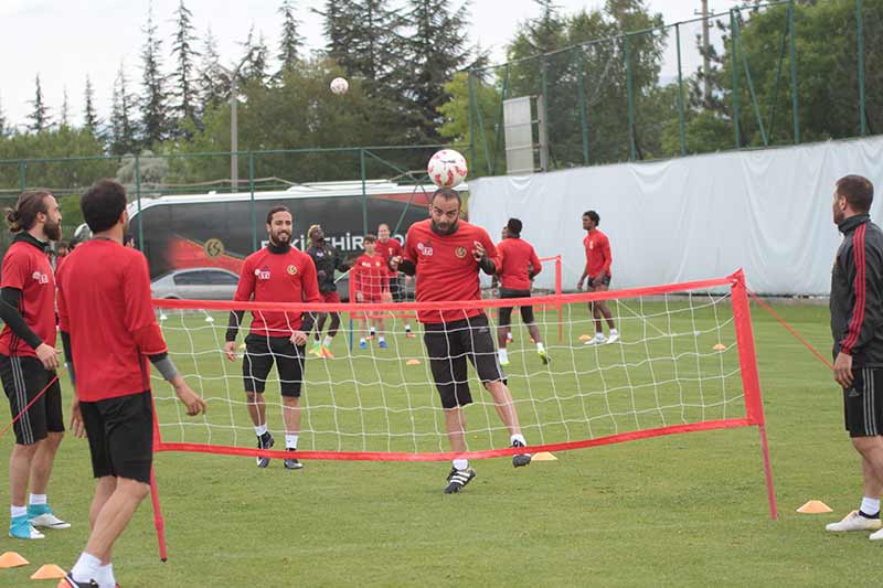 TFF 1. Lig'i 3. sırada tamamlayarak play-off'a kalan Eskişehirspor'da, yarı finalin 2. maçı için çalışmalar devam ediyor. 