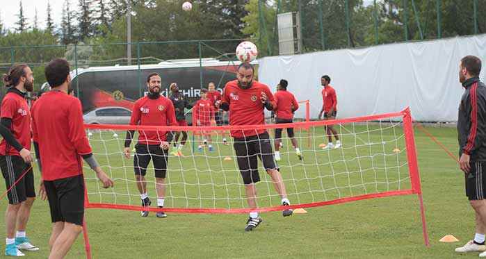 TFF 1. Lig'i 3. sırada tamamlayarak play-off'a kalan Eskişehirspor'da, yarı finalin 2. maçı için çalışmalar devam ediyor. 