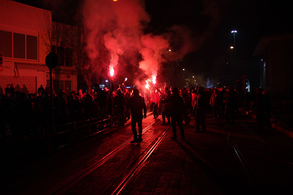 Eskişehirspor taraftarı takımın içerisine düştüğü durumu protesto ederek, Büyükşehir Belediyesi önüne siyah çelenk bıraktı. 