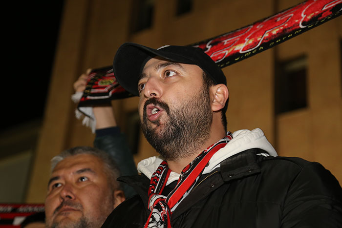 Eskişehirspor taraftarı takımın içerisine düştüğü durumu protesto ederek, Büyükşehir Belediyesi önüne siyah çelenk bıraktı. 