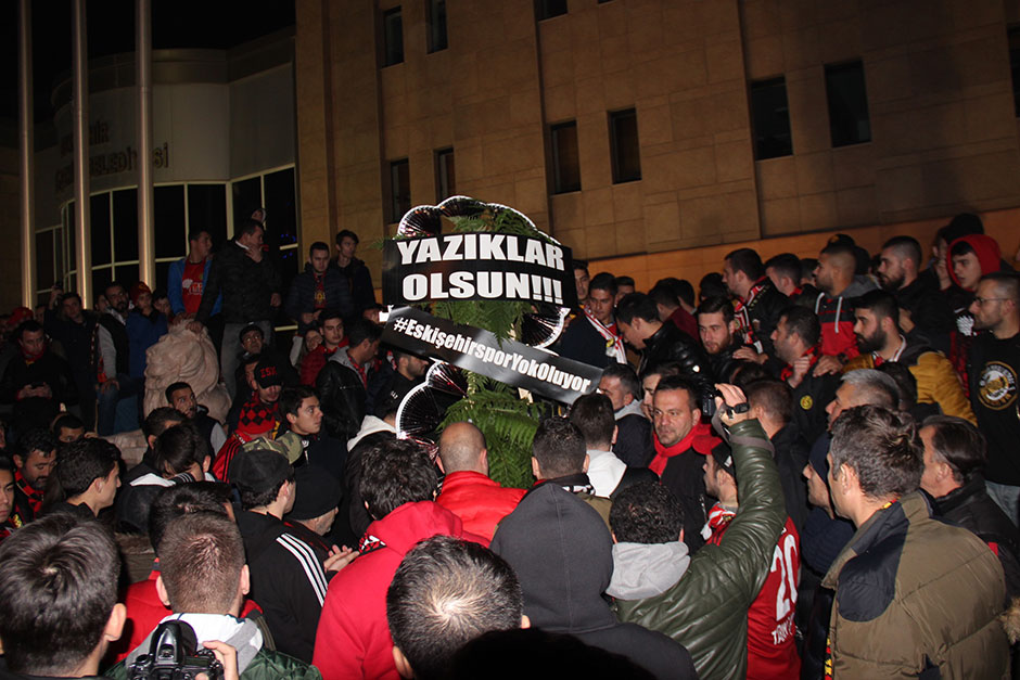 Eskişehirspor taraftarı takımın içerisine düştüğü durumu protesto ederek, Büyükşehir Belediyesi önüne siyah çelenk bıraktı. 