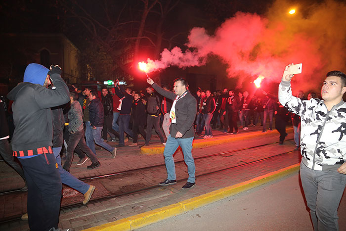 Eskişehirspor taraftarı takımın içerisine düştüğü durumu protesto ederek, Büyükşehir Belediyesi önüne siyah çelenk bıraktı. 