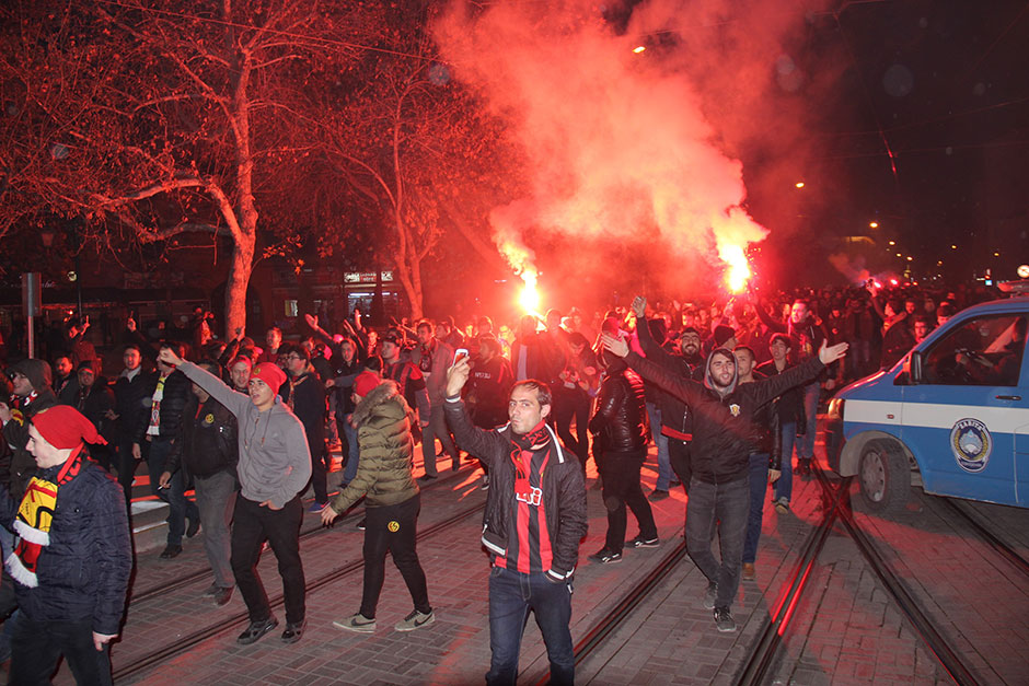 Eskişehirspor taraftarı takımın içerisine düştüğü durumu protesto ederek, Büyükşehir Belediyesi önüne siyah çelenk bıraktı. 