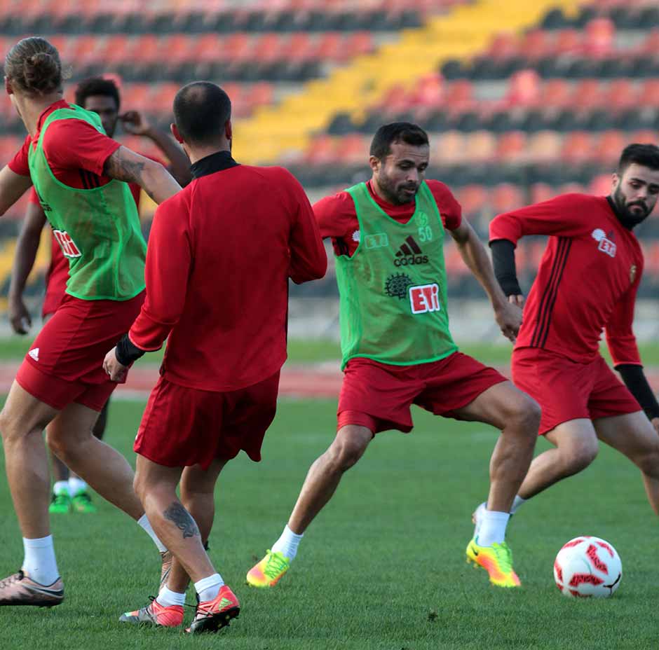 Eskişehirspor, cumartesi günü evinde oynayacağı Şanlıurfaspor maçına, taraftarı önünde hazırlandı. D