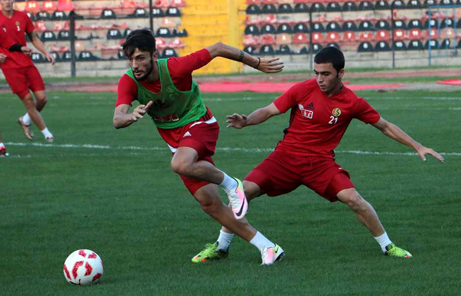 Eskişehirspor, cumartesi günü evinde oynayacağı Şanlıurfaspor maçına, taraftarı önünde hazırlandı. D