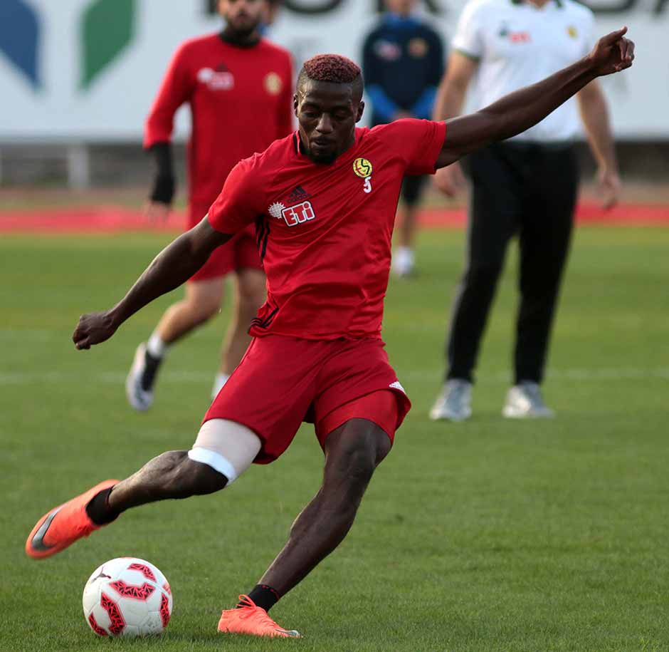 Eskişehirspor, cumartesi günü evinde oynayacağı Şanlıurfaspor maçına, taraftarı önünde hazırlandı. D