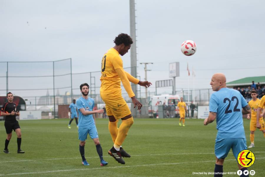 Eskişehirspor, üçüncü hazırlık maçında Adana Demirspor’a 1-0 mağlup oldu. Karşılaşmada, Adana Demirspor'un golünü 90+'da Atabey Çiçek kaydetti.
