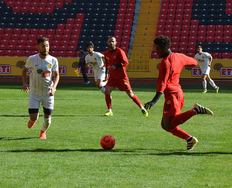 Eskişehirspor, milli maçlar sebebiyle lige verilen arada yeni stadında ağırladığı U-21 takımını 6-0 yendi. 