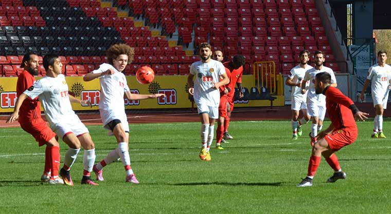 Eskişehirspor, milli maçlar sebebiyle lige verilen arada yeni stadında ağırladığı U-21 takımını 6-0 yendi. 