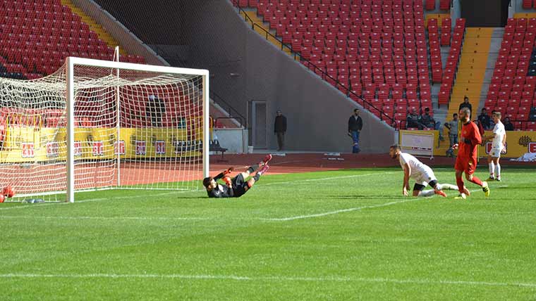 Eskişehirspor, milli maçlar sebebiyle lige verilen arada yeni stadında ağırladığı U-21 takımını 6-0 yendi. 