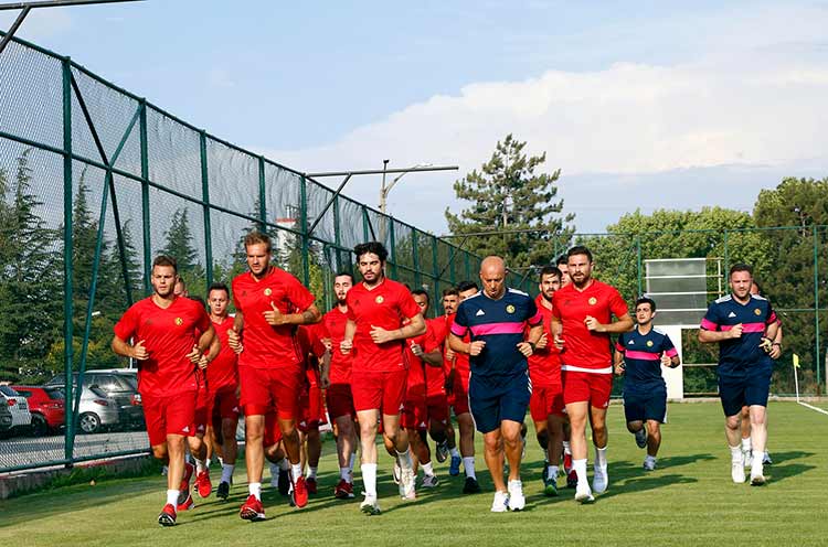 PTT 1. Lig ekiplerinden Eskişehirspor, yeni sezon hazırlıklarına başladı.