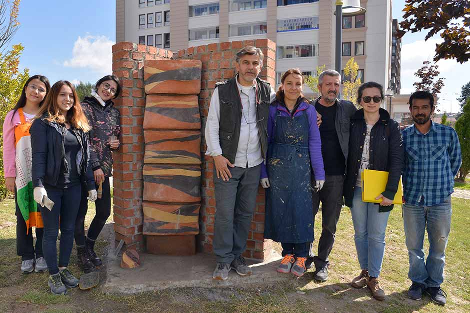 Uluslararası Eskişehir Pişmiş Toprak Sempozyumu’nda hazırlanan eserler şehrin belli bölgelerine yerleştirilmeye başlandı. 