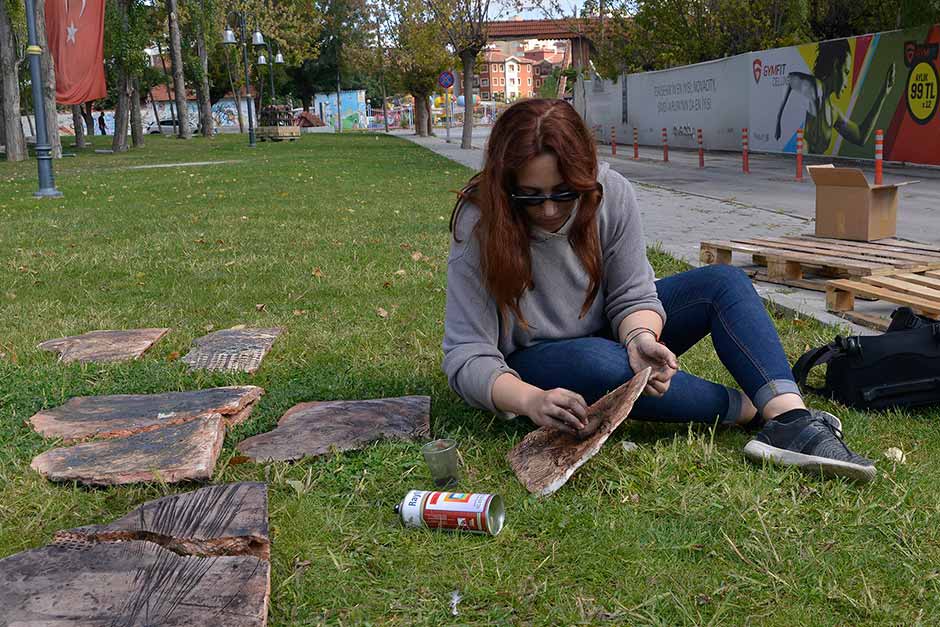 Uluslararası Eskişehir Pişmiş Toprak Sempozyumu’nda hazırlanan eserler şehrin belli bölgelerine yerleştirilmeye başlandı. 